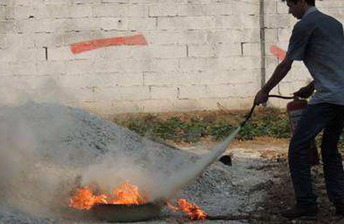 Dry powder fire extinguishing agent has low price and strong
